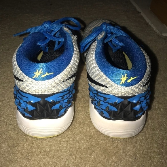 Nike Kyrie size 5.5Y - Picture 3 of 4